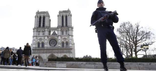 Un agente de la Policía francesa vigila las inmediaciones de Notre Dame. Foto: GTRES