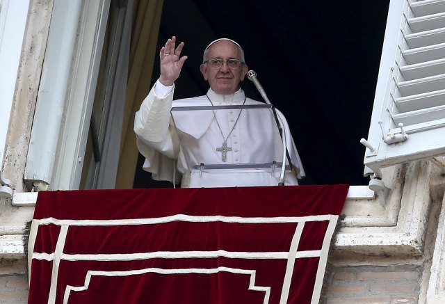 Pope Francis waves as he leads the Angelus prayer in Saint Peter's square at the Vatican March 28, 2016. REUTERS/Alessandro Bianchi
