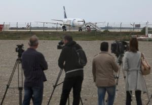 Cuatro personas más abandonan el avión de EgyptAir desviado a Chipre