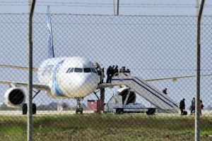 Piloto del avión de Egyptair secuestrado saltó por la ventanilla (Fotos y Video)