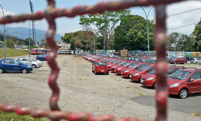 Aseguran que vehículos de Venezuela Productiva se están deteriorando en un estacionamiento