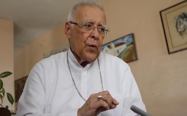 MARACAIBO VENEZUELA 06/03/2016 ENTREVISTA POR LA SALUD DEL PADRE EN LOS HATICOS EN LA FOTO ROBERTO LUCKERT ARZOBISPO DE CORO Y SACERDOTE DE LA IGLESIA CATOLICA