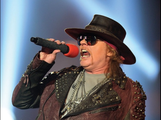 Axl Rose se fracturó el pie izquierdo durante un concierto y fue intervenido (Video)