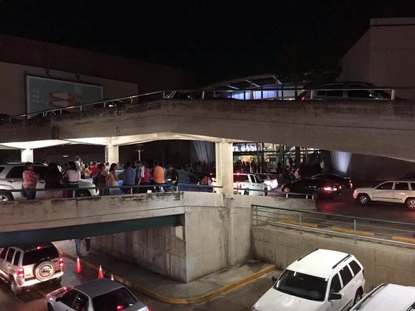 Delincuentes intentaron robar vehículo del Sambil Valencia (Fotos)