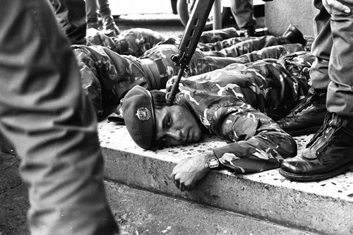 Acompañamos los tuits de Jesse Chacón sobre el golpe del 2002 con sus fotos del golpe de 1992… ¿Y la luz?