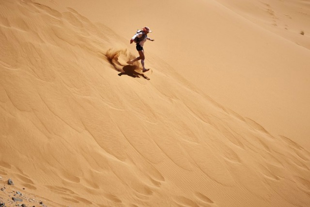 Un competidor participa en la 31ª edición de la Maratón des Sables El 11 de abril de 2016 en el sur del desierto del Sahara marroquí. La 31ª edición de la maratón es una etapa de 257 kilometros carrera en directo a través de un paisaje formidable en uno de los climas más inhóspitos del mundo. JEAN-PHILIPPE Ksi??ek / AFP