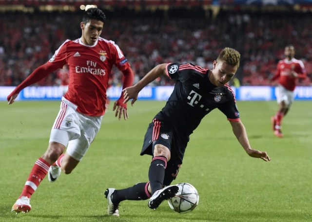 Benfica's Mexican forward Raul Jimenez (L) vies with Bayern Munich's defender Joshua Kimmich during the Champions League quarter-final second leg football match SL Benfica vs Bayern Munchen at the Luz stadium in Lisbon on April 13, 2016. / AFP PHOTO / FRANCISCO LEONG