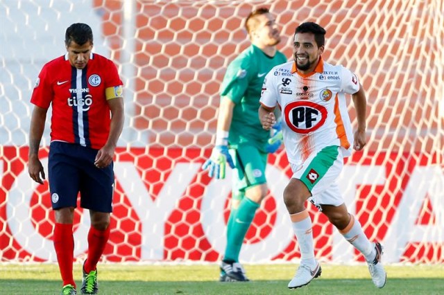 El jugador de Cobresal Lino Maldonado (d) celebra su gol frente Cerro Porteño hoy, miércoles 13 de abril de 2016, durante un partido de la Copa Libertadores en el estadio El Cobre de El Salvador (Chile). EFE