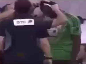 ¡No creerás la razón! Árbitro le corta la cresta a un jugador de fútbol en pleno partido (VIDEO)