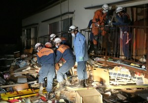 Cifra de muertos en Japón aumenta a 41 tras terremoto: Equipos apuran el rescate