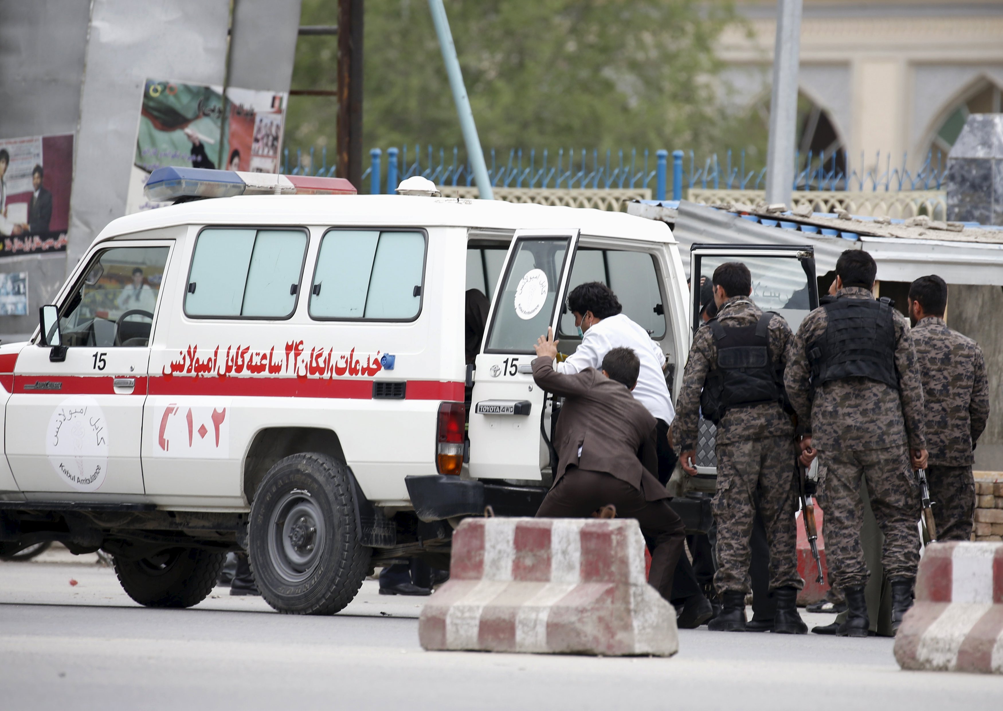 Al menos 28 muertos y 327 heridos en atentado suicida en Kabul