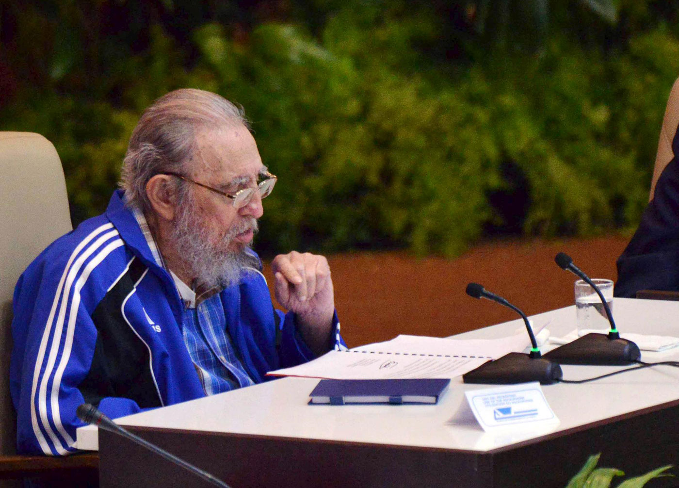 Fidel Castro asiste a clausura del Congreso del Partido Comunista (Foto)