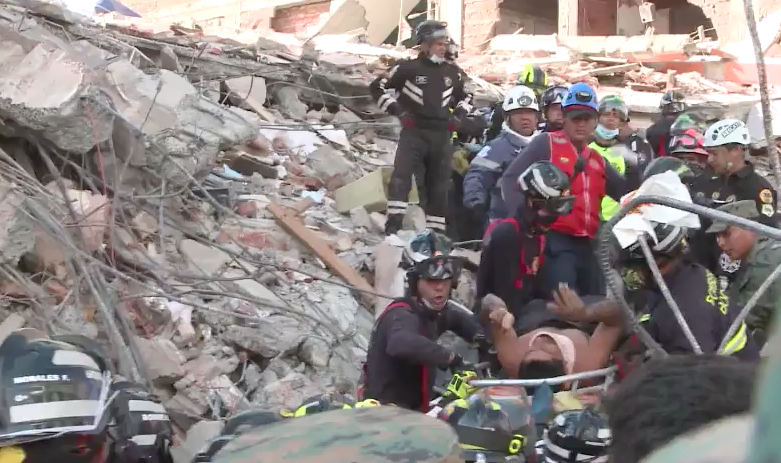 Sacan a hombre vivo de escombros en Ecuador (video)