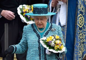 Lo que dice la reina Isabel II a través de su colorido armario (Fotos)