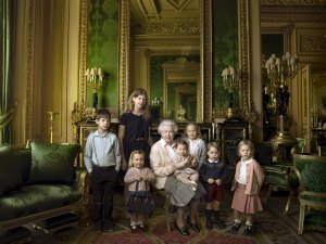 Isabel II se hace una foto rodeada de nietos y bisnietos por su 90 cumpleaños