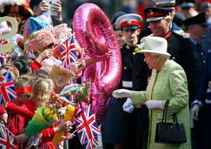 Isabel II pasea en Windsor y recibe regalos de los ciudadanos