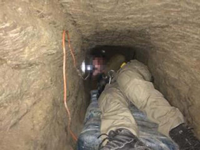 OT05 OTAY MESA (ESTADOS UNIDOS) 21/04/2016.- Fotografía facilitada por la Fiscalía Estadounidense del distrito sur de California hoy, 21 de abril de 2016, que muestra el interior del túnel más largo localizado en la frontera de California en Otay Mesa (Estados Unidos) ayer, 20 de abril de 2016. Las autoridades federales confirmaron hoy el hallazgo de un túnel de casi un kilómetro, el más largo jamás localizado en la frontera de California con México. El sofisticado pasadizo, de 874 yardas de longitud y quizá más extenso debido a su ruta en zigzag, iniciaba en una residencia en Tijuana (México) y llegaba hasta un hoyo de tres pies de diámetro que era cubierto con un contenedor industrial de basura en medio de un lote comercial al aire libre en Otay Mesa, California. EFE/Us Attorney's Office For The Sou SÓLO USO EDITORIAL/PROHIBIDA SU VENTA