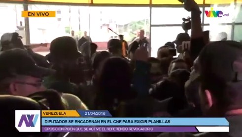 GNB y oficialistas agreden a periodistas en el CNE (Video)