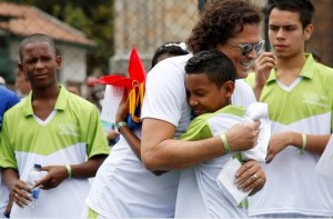 Carlos Vives juega al fútbol con niños por la paz en Colombia