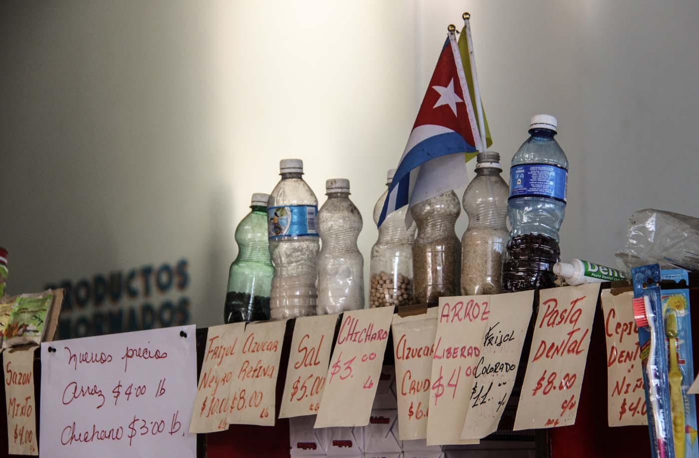 Rebajan precios de la comida en Cuba y supermercados se llenan de curiosos