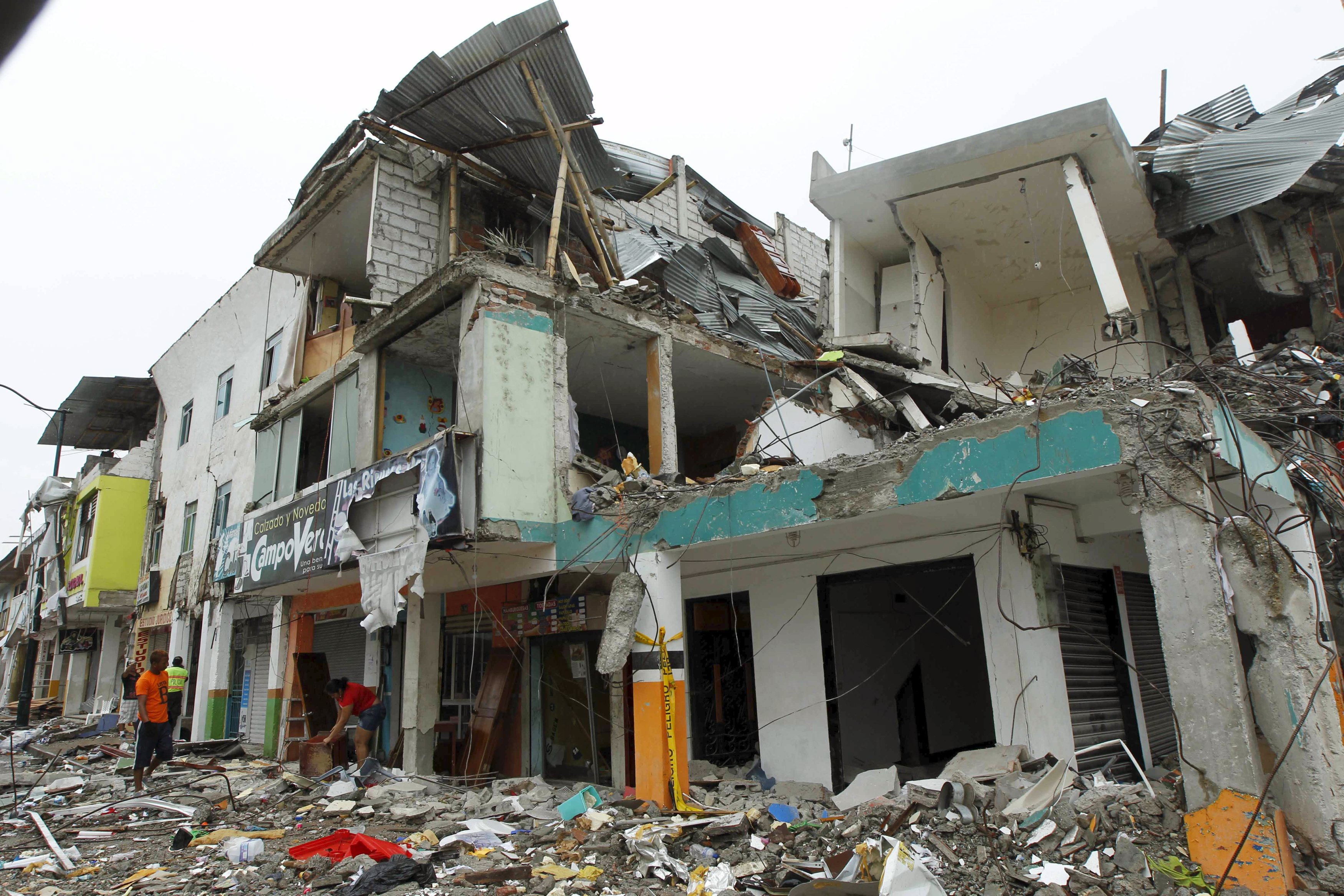 Asciende a 654 la cifra de muertos por el terremoto de 7,8 en Ecuador