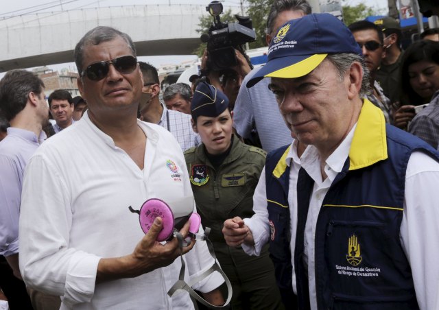 Ecuador's President Rafael Correa (L) and Colombia's President Juan Manuel Santos talk during a visit at damaged and collapsed buildings in Tarqui, Manta, after an earthquake struck off Ecuador's Pacific coast, April 24, 2016. REUTERS/Henry Romero