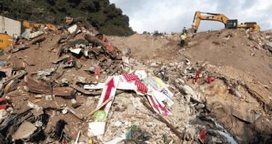 Dos personas murieron y unas 20 siguen bajo alud en un basurero de Guatemala