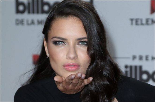 ¡Mamita linda! Con este vestido negro, Adriana Lima enloqueció a todos en los Billboard Latinos 2016