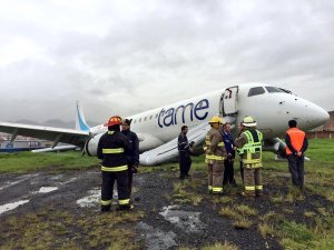 Dos heridos leves al perder pista un avión con 87 pasajeros en Ecuador (Fotos y Videos)