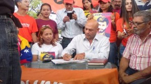 ¡No le tembló el pulso! Alcalde Chavista firmó por el Revocatorio contra Maduro