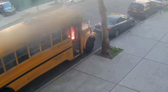 Acusan a un niño de incendiar un autobús escolar (VIDEO)