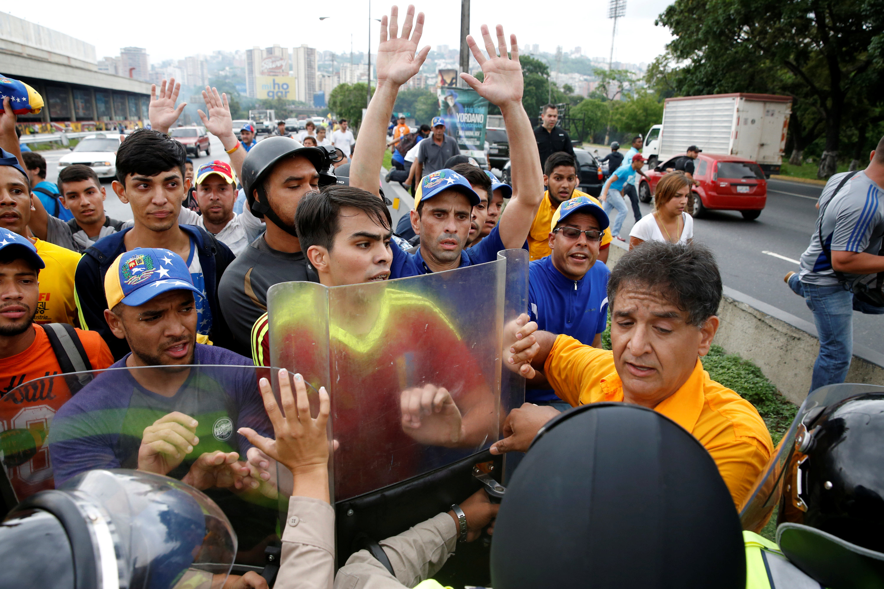 FOTOS: Capriles herido por funcionarios de la PNB durante marcha opositora