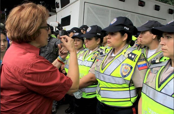 Alcaldesa Metropolitana exigió a policías respeto a los derechos políticos