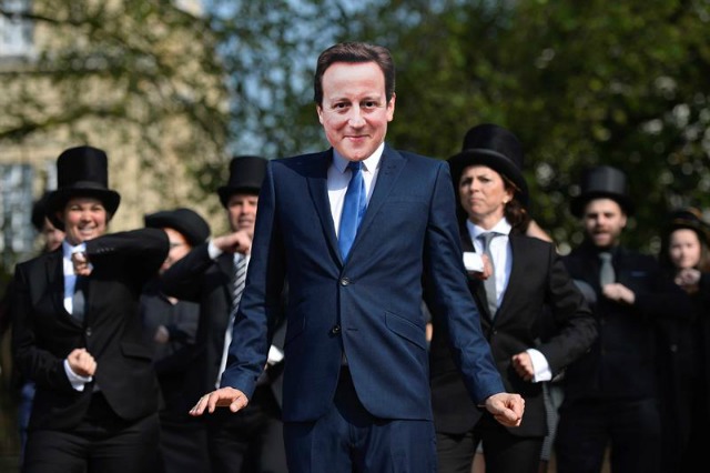 Un hombre lleva una careta del primer ministro británico, David Cameron, mientras protesta en los alrededores de la Casa Lancaster donde Cameron asiste a una conferencia para la lucha contra la corrupción en Londres, Reino Unido, hoy, 12 de mayo de 2016. En la página web de recogida de firmas "38 Degrees" 200.000 personas han firmado una petición instando a Cameron a que cierre los paraísos fiscales británicos. EFE/Hannah Mckay