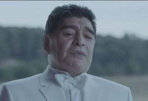 La polémica publicidad donde Maradona es Dios y salva el fútbol (VIDEO)