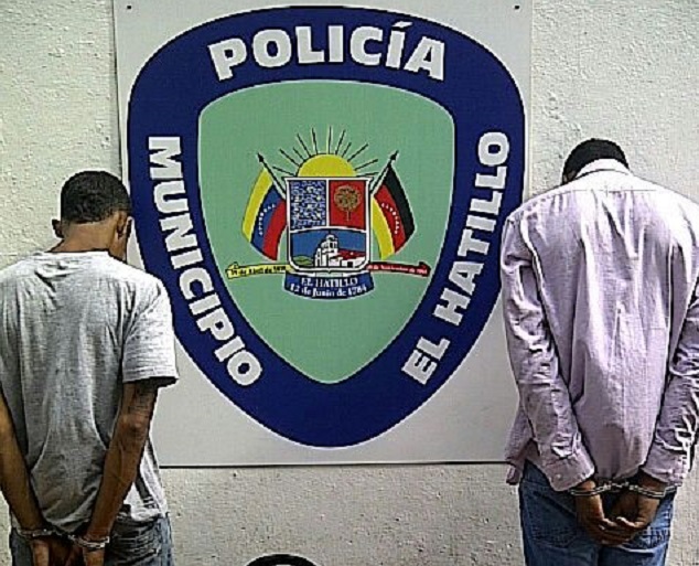 Polihatillo detiene a dos motorizados que robaban en la bajada de Los Naranjos