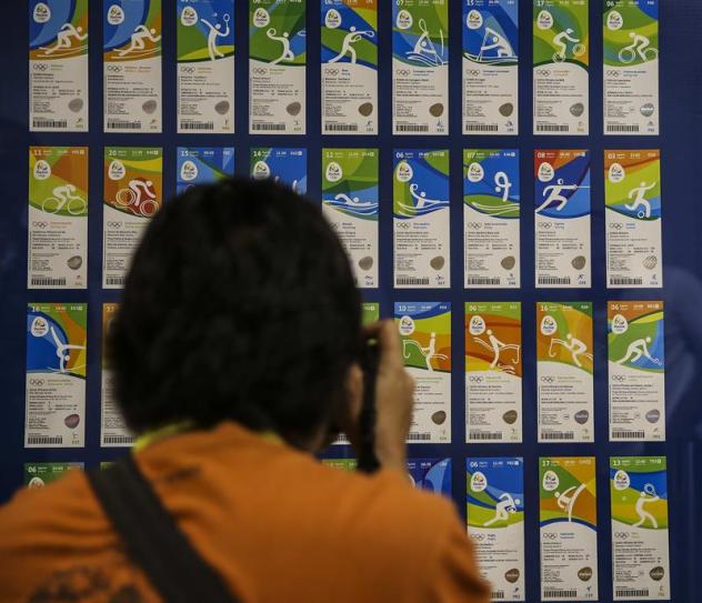 Un fotógrafo detalla las tiquetes de entrada de los Juegos Olímpicos y Paralímpicos que tendrán lugar el próximo agosto y septiembre en la "ciudad maravillosa" de Río de Janeiro, hoy viernes 20 de mayo de 20'16. Los Juegos Olímpicos contarán con 42 deportes en su programación y 23 en los Paralímpicos. EFE/ Antonio Lacerda