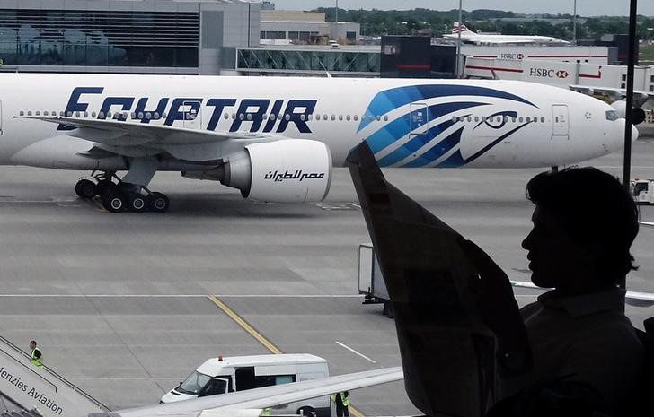 Egyptair advierte de que la identificación de los cuerpos llevará tiempo