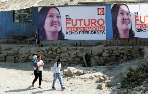 Fujimori saca ligera ventaja a Kuczynski en carrera a la presidencia de Perú