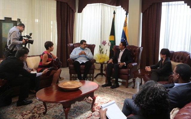 El presidente de Venezuela Nicolás Maduro y el Primer Ministro de Jamaica, Andrew Holness, durante su reunión hoy en Jamaica House, en Kingston / Foto AVN