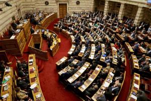 Parlamento griego aprobó un paquete de medidas económicas exigidas por sus acreedores