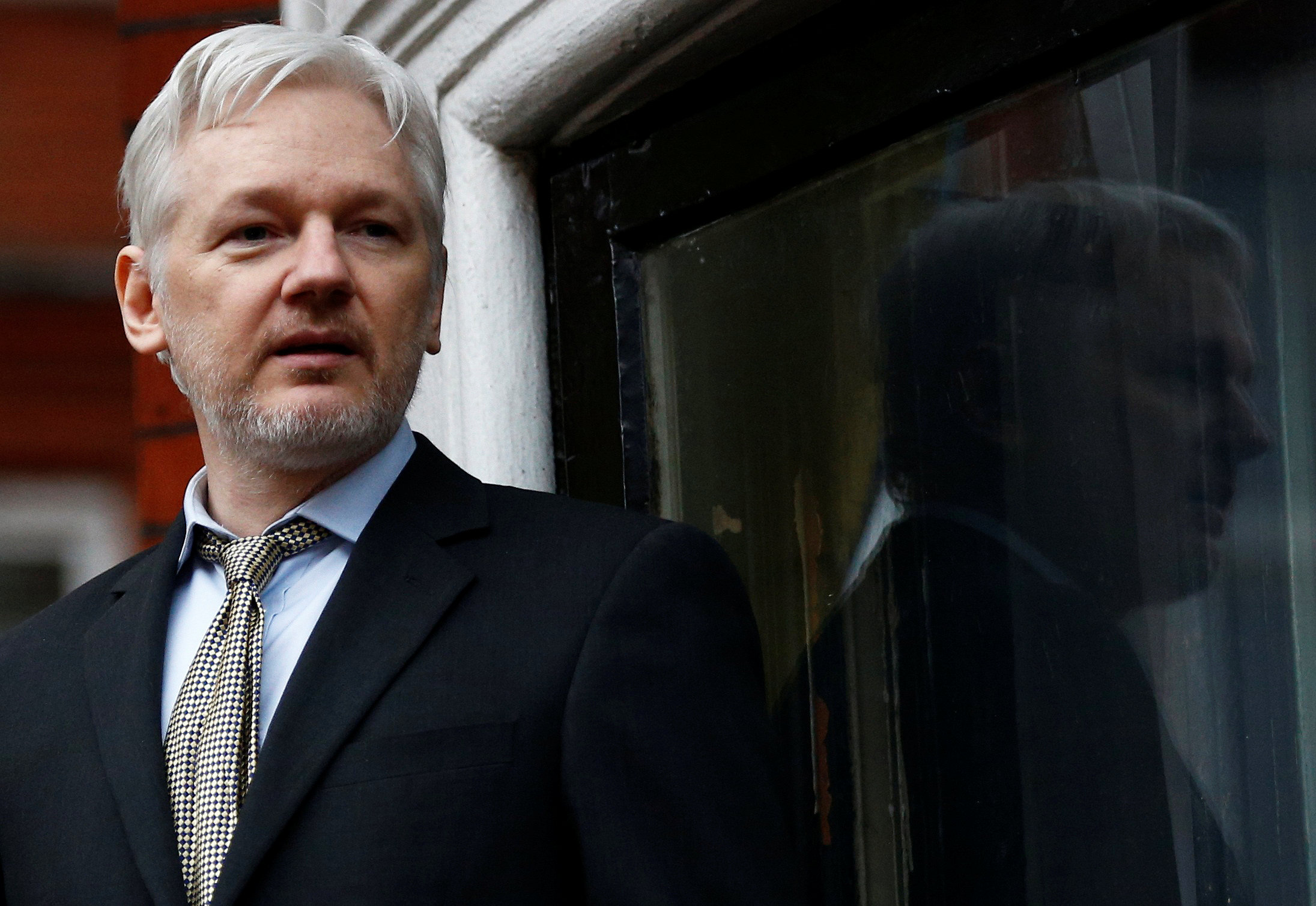 Fiscal sueca llega a embajada de Ecuador en Londres para interrogatorio de Assange
