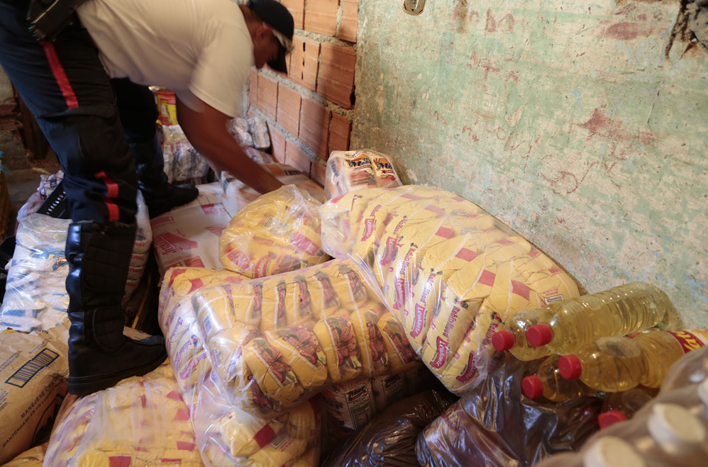 Detienen a tres haitianos por acaparar comida en Santa Teresa del Tuy