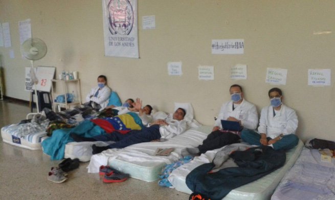 Médicos continúan huelga de hambre en Mérida