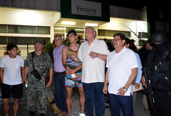  Mexico's Governor Egidio Torre Cantu (c) speaks to members of the press following the release of the Mexico football star Alan Pulido (4-l) on May 30, 2016 in Tamaulipas, after Pulido's kidnapping in his home state of Tamaulipas on May 29, according to authorities. Mexican security forces have rescued football star Alan Pulido, who was found "safe and sound" hours after he was kidnapped in his crime-plagued home state of Tamaulipas, authorities said early May 30. Pulido, a former national team forward who plays for Greek club Olympiakos, declared he was "very well, very well, thank God" as he appeared alongside Governor Egidio Torre Cantu at a brief news conference. Luis Daniel Rios Martinez / AFP de México el gobernador Egidio Torre Cantú (c) se dirige a los miembros de la prensa que siguió a la liberación de la estrella de fútbol México Alan Pulido (4-l) el 30 de mayo de 2016, Tamaulipas, después del secuestro de Pulido en su estado natal de Tamaulipas el 29 de mayo, según las autoridades. Las fuerzas de seguridad mexicanas han rescatado estrella de fútbol Alan Pulido, que se encuentra "sano y salvo" horas después de que fuera secuestrado en su estado natal crimen plagada de Tamaulipas, dijeron las autoridades principios de mayo 30. Pulido, ex equipo nacional delantero que juega en griego Club Olympiakos, declaró que estaba "muy bien, muy bien, gracias a Dios", como él apareció junto gobernador Egidio Torre Cantú en una breve rueda de prensa. Luis Daniel Ríos Martínez / AFP