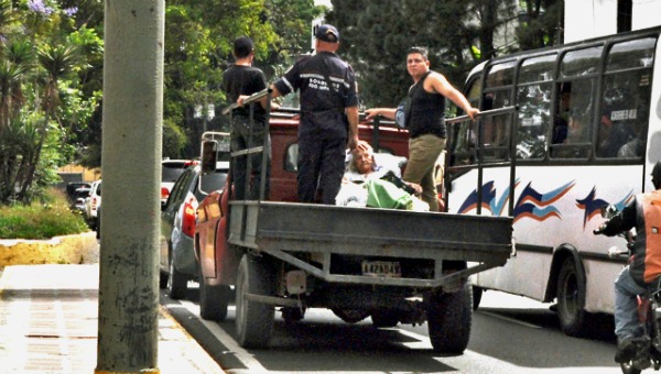 Bomberos usan camiones como ambulancia (Foto)