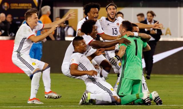 Jugadores colombianos celebran con el portero David Ospina tras la definición por penales hoy, viernes 17 de junio de 2016, durante un partido entre Colombia y Perú por los cuartos de final de la Copa América Centenario, en el estadio MetLife de East Rutherford, Nueva Jersey (EE.UU.). EFE