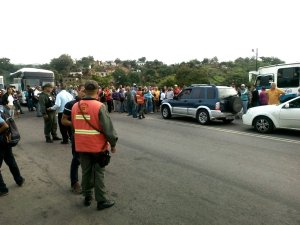 GNB detiene autobuses en Carabobo para impedir la validación de firmas (Fotos)