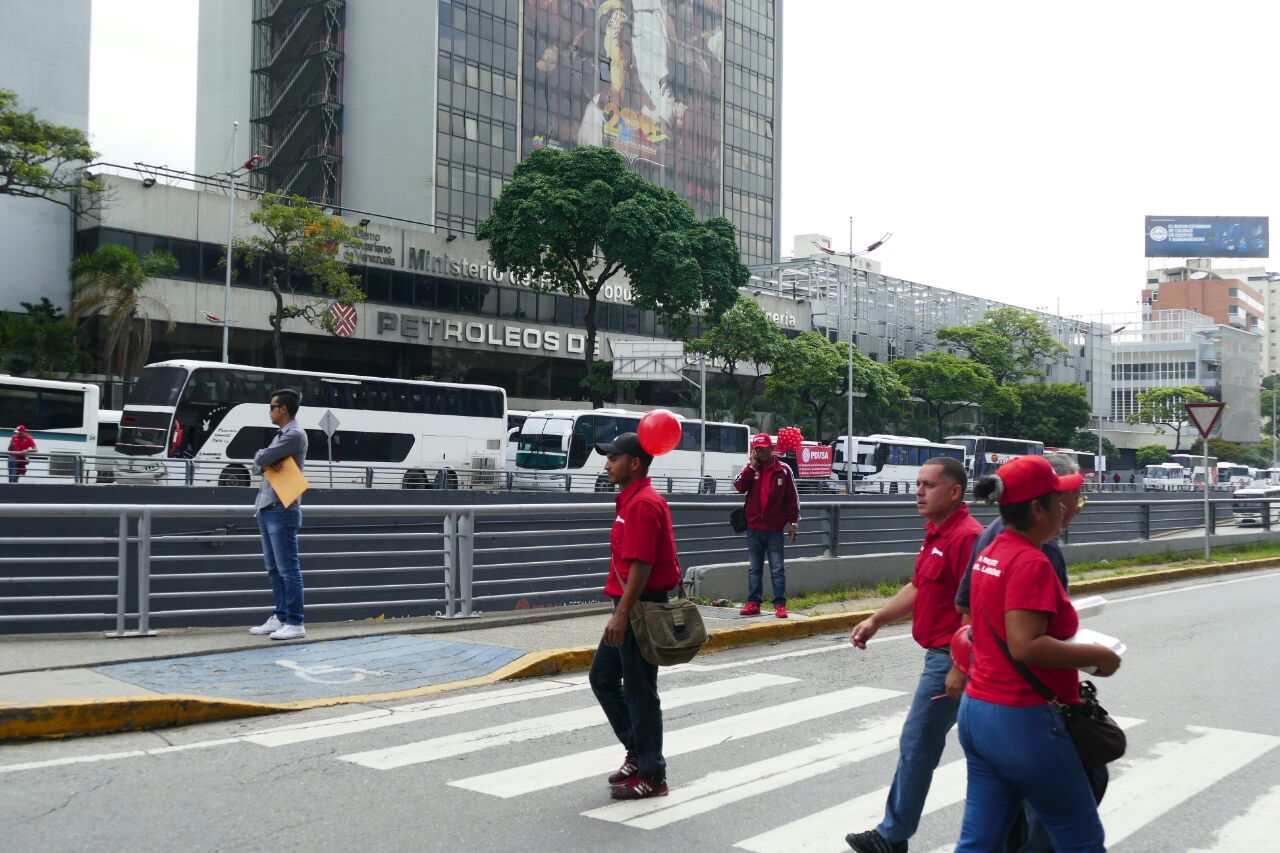 La vacía marcha del chavismo cerca del punto de validación de firmas en Plaza Venezuela (Fotos)
