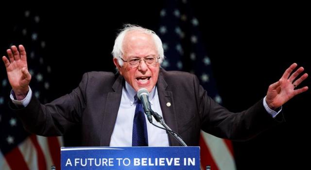 El candidato a la presidencia de Estados Unidos por el partido demócrata Bernie Sanders habla durante un evento en el Town Hall en Nueva York (Estados Unidos). EFE